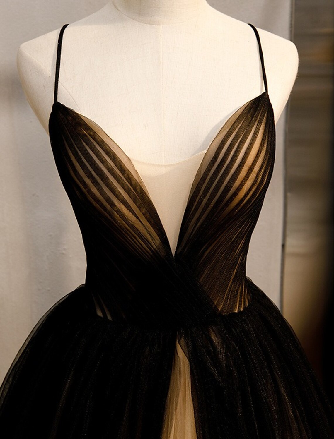 Luolandi A-Line Evening Gown Color Block Dress Engagement Formal Evening Sweep / Brush Train Sleeveless V Neck Wednesday Addams Family Tulle Crisscross Back