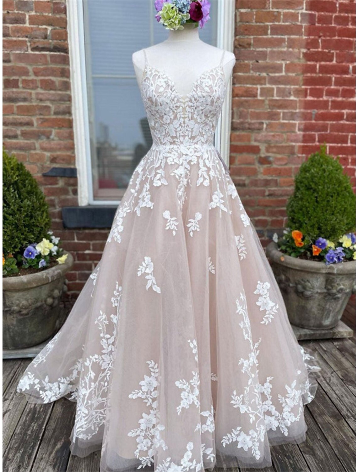 Luolandi Engagement Wedding Dresses in Color Formal Wedding Dresses A-Line Sweetheart Camisole Spaghetti Strap Court Train Lace Bridal Gowns With Buttons