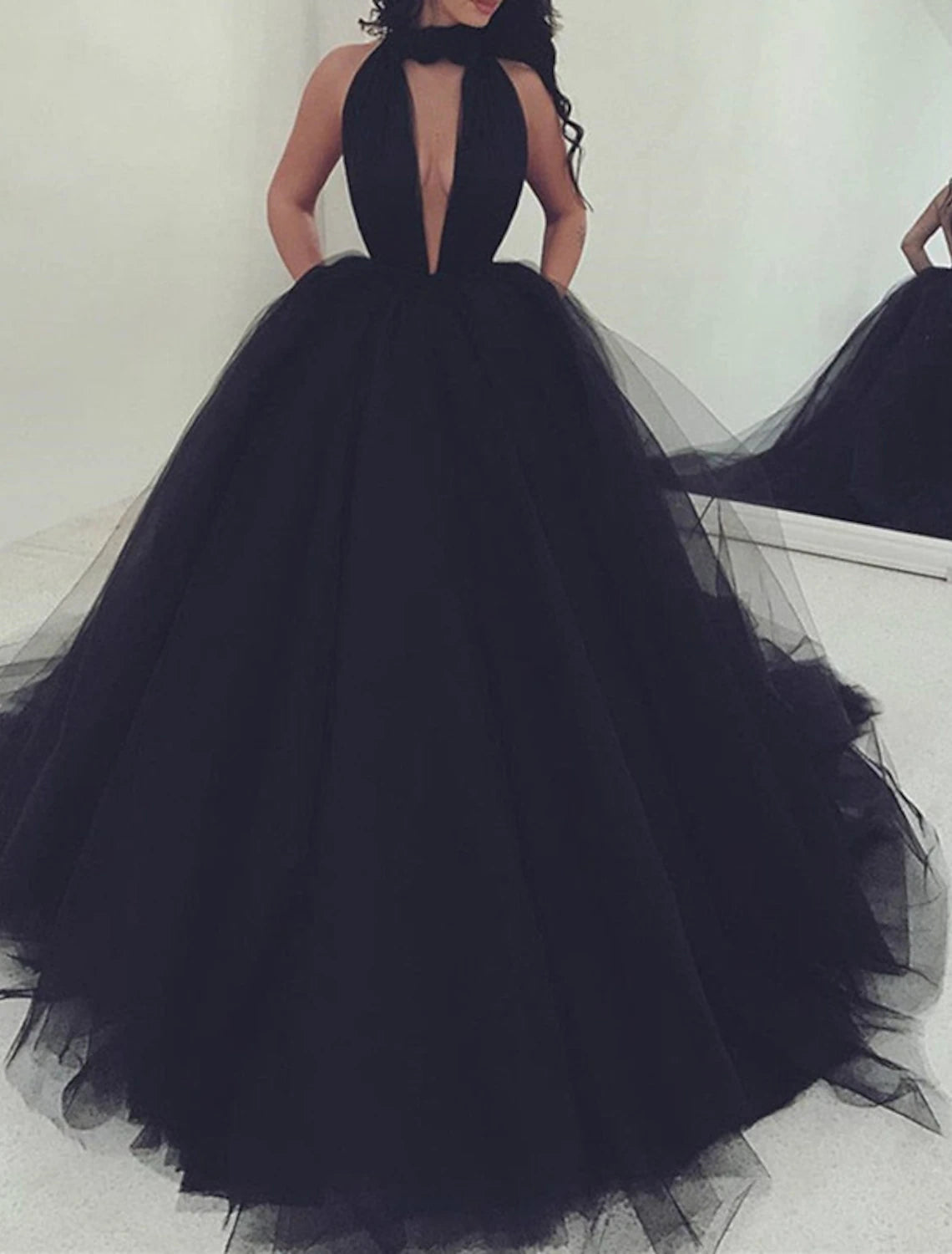 Luolandi Ball Gown Prom Dresses Open Back Dress Wedding Party Court Train Sleeveless Halter Tulle Backless