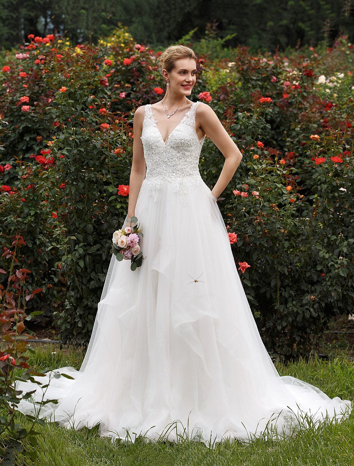Luolandi Hall Wedding Dresses Princess Plunging Neck Sleeveless Chapel Train Tulle Bridal Gowns