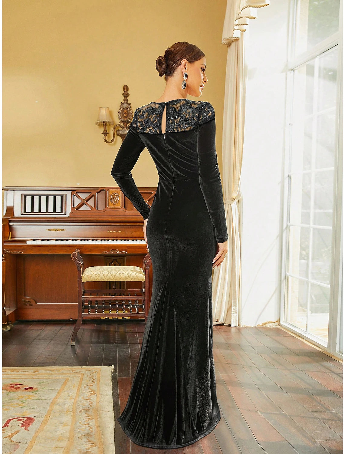 Luolandi A-Line Evening Gown Black Dress Elegant Dress Formal Fall Sweep / Brush Train Long Sleeve Jewel Neck Velvet with Sequin