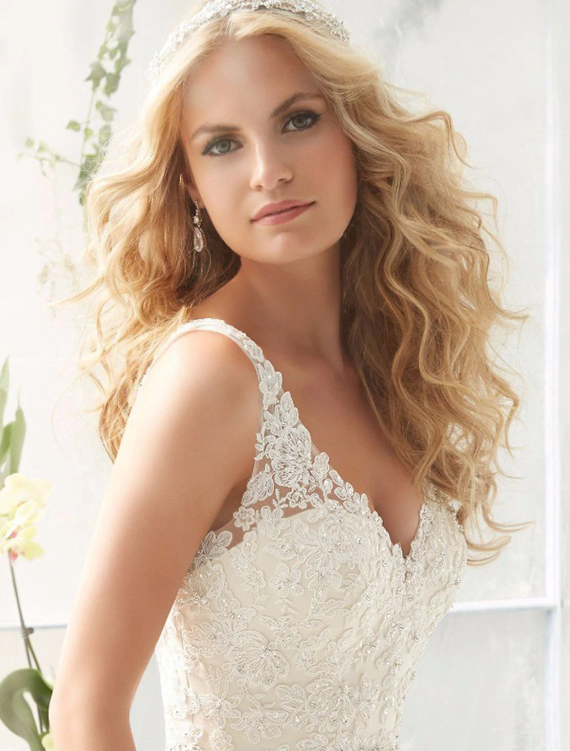 Luolandi Engagement Open Back Sexy Formal Wedding Dresses A-Line V Neck Sleeveless Court Train Lace Bridal Gowns
