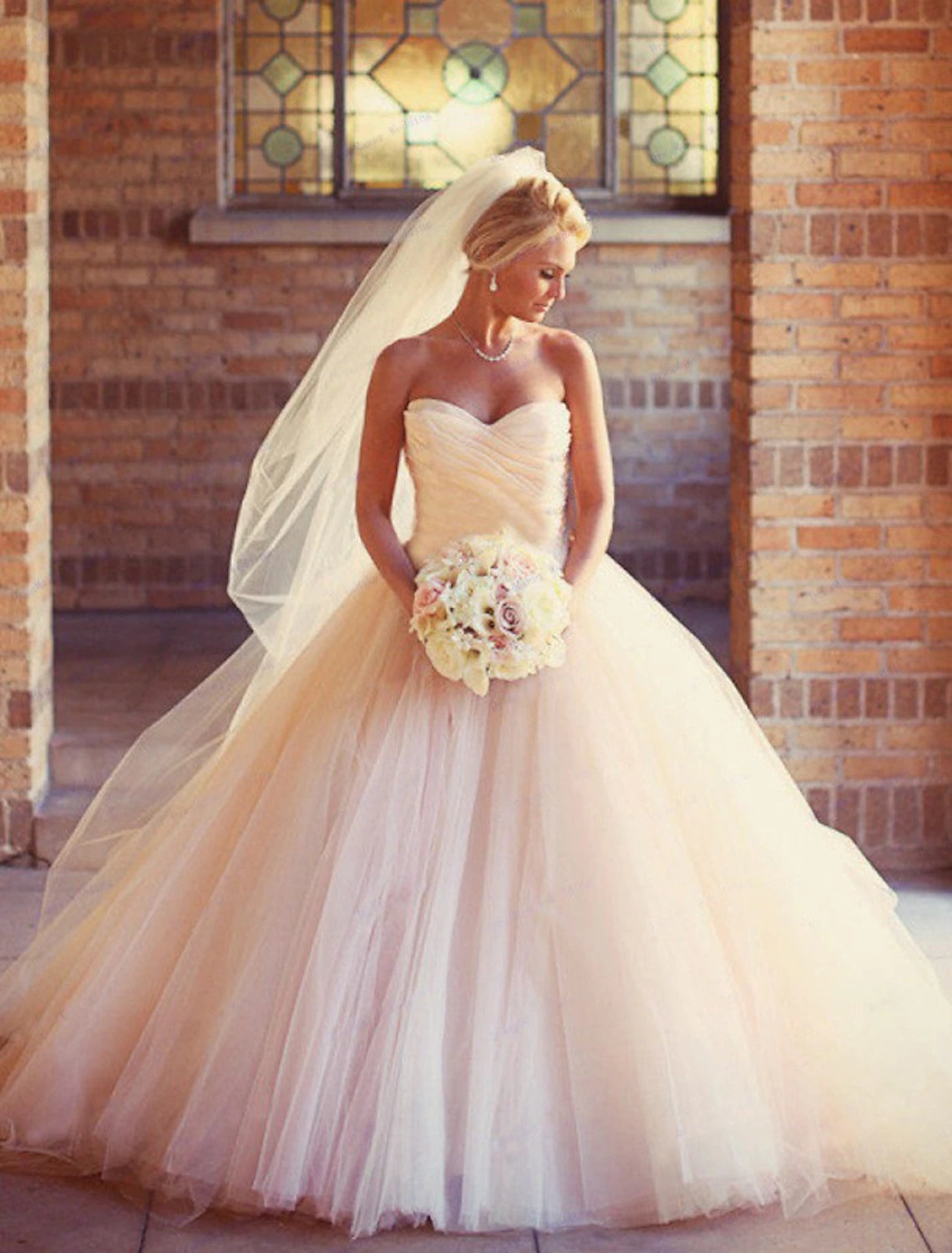 Luolandi Engagement Formal Wedding Dresses Ball Gown Sweetheart Strapless Court Train Tulle Bridal Gowns