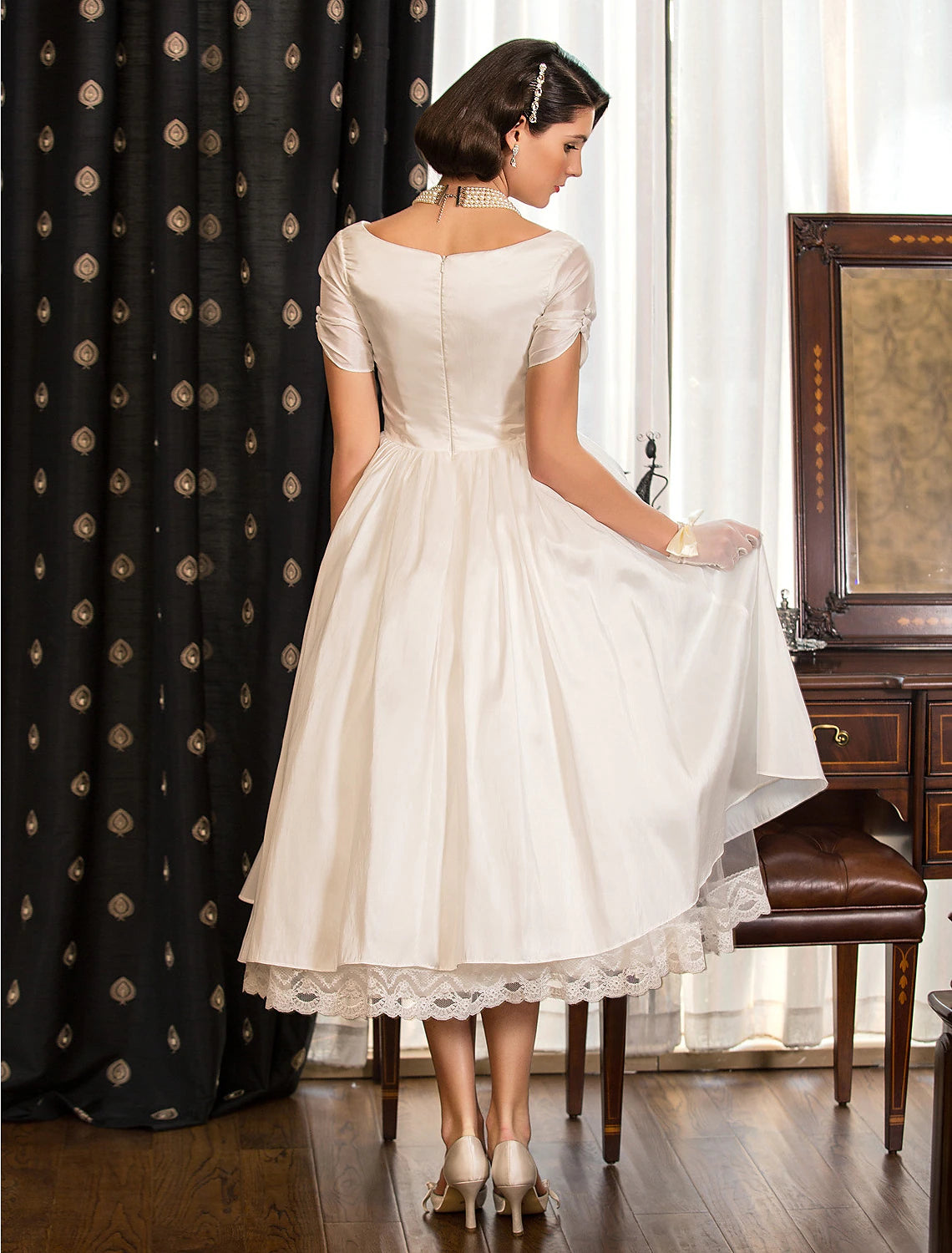 Luolandi Reception Vintage 1940s / 1950s Little Dresses Wedding Dresses A-Line V Neck Short Sleeve Tea Length Satin Bridal Gowns With Lace Criss