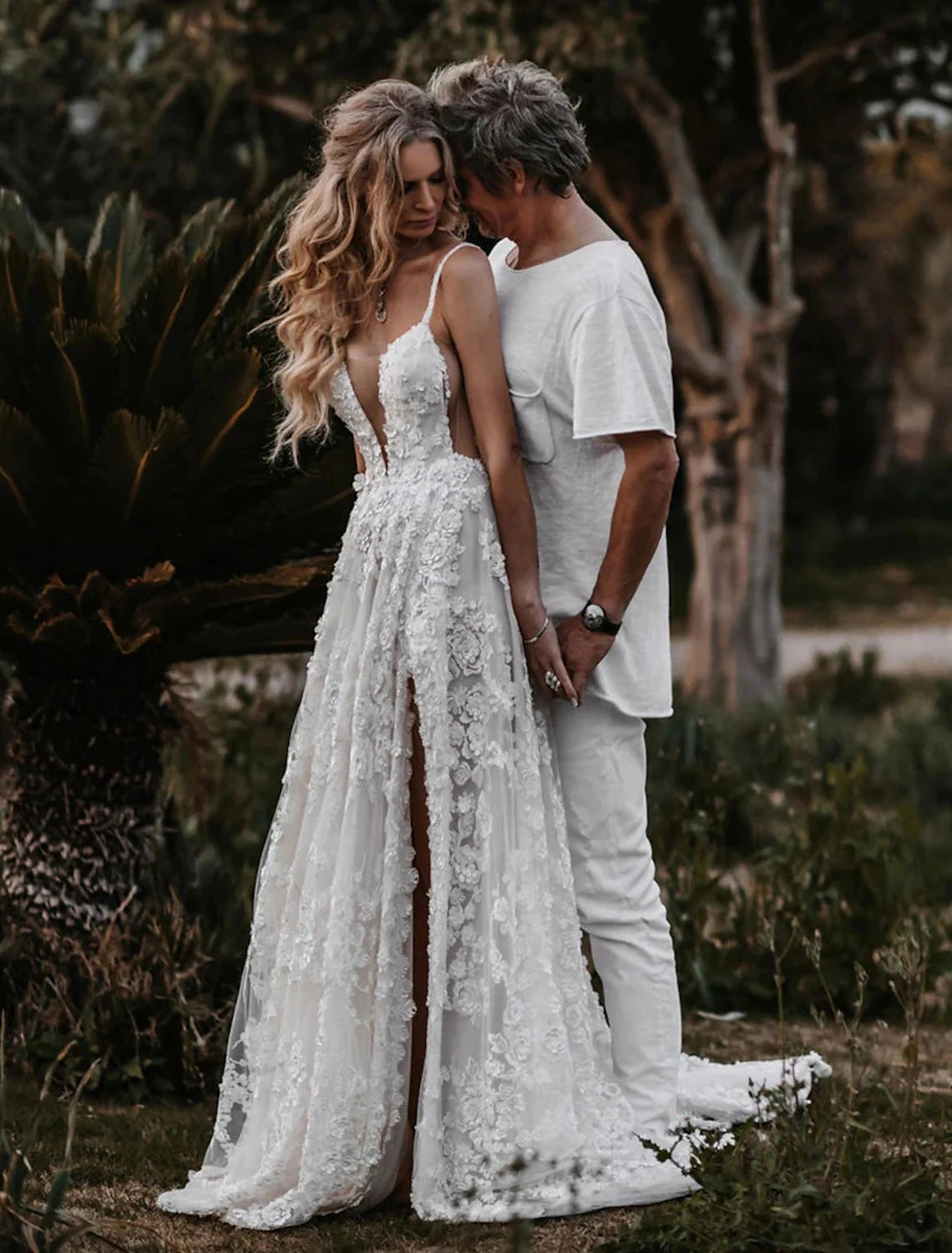 Luolandi Beach Sexy Boho Wedding Dresses A-Line Sweetheart Camisole Spaghetti Strap Court Train Lace Bridal Gowns With Appliques