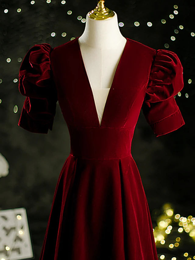 Luolandi A-Line Mother of the Bride Dress Vintage Elegant V Neck Sweep / Brush Train Velvet Short Sleeve Evening Dresses