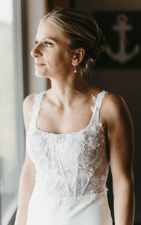 Luolandi Simple Sheath Modern Upper Body Applique Sweep Train Wedding Dresses Elegant