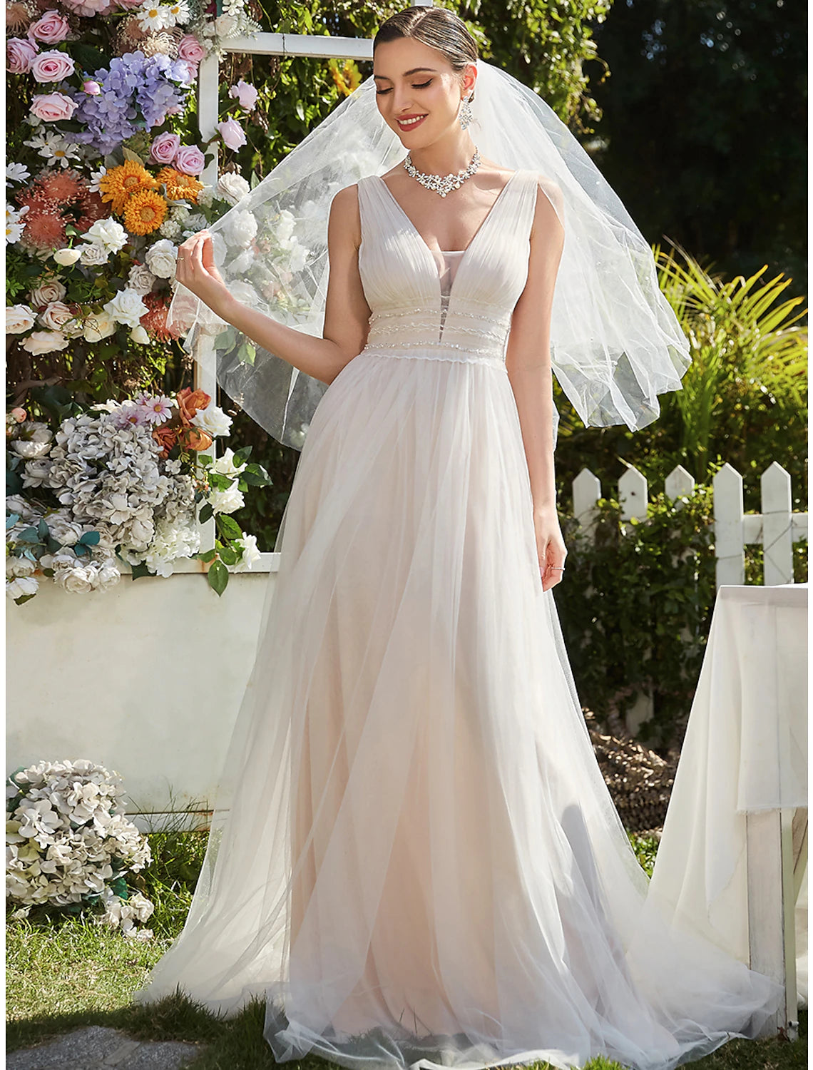 Luolandi Reception Casual Wedding Dresses A-Line V Neck Sleeveless Sweep / Brush Train Tulle Bridal Gowns With Lace