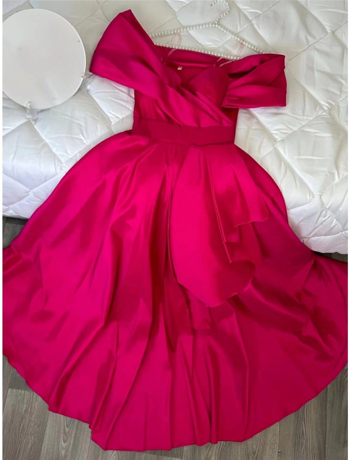 Luolandi A-Line Evening Gown Elegant Dress Formal Floor Length Christmas Red Green Dress Short Sleeve Off Shoulder Satin