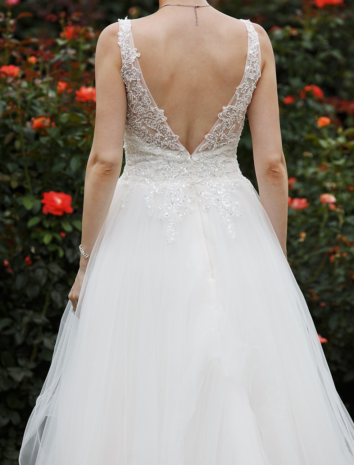 Luolandi Hall Wedding Dresses Princess Plunging Neck Sleeveless Chapel Train Tulle Bridal Gowns