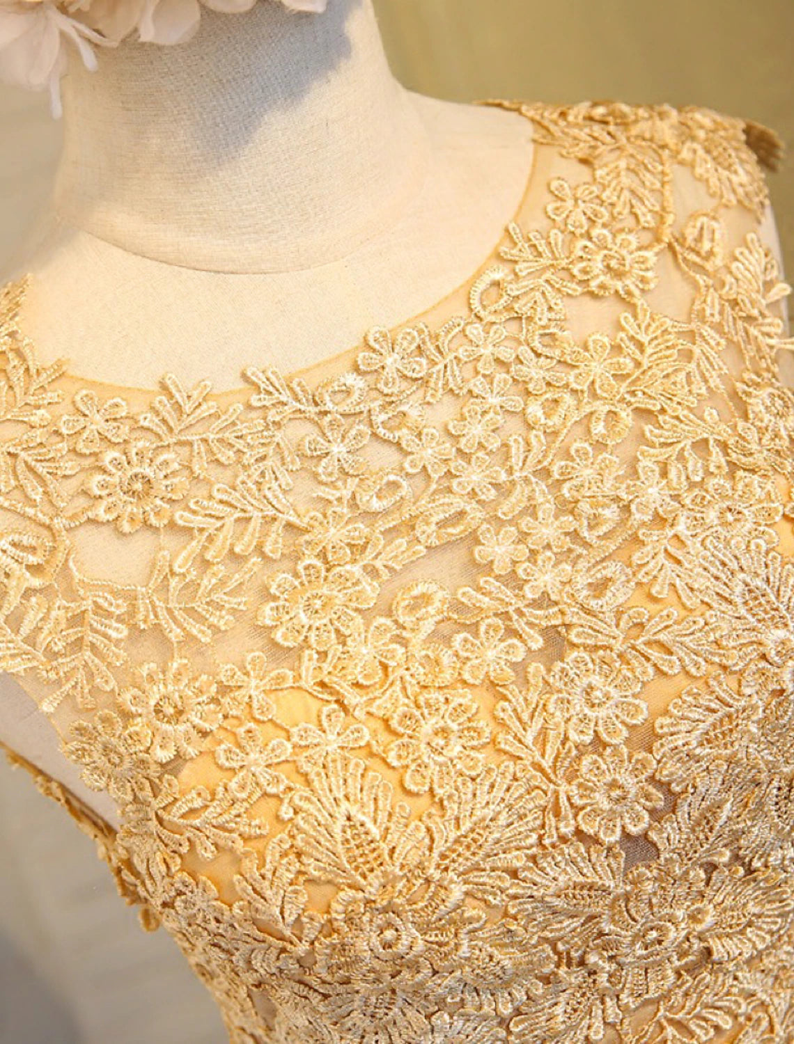 Luolandi Sweetheart A-Line Lace Homecoming Dresses Sleeveless Jewel Neck Satin Graduation Dress with Appliques