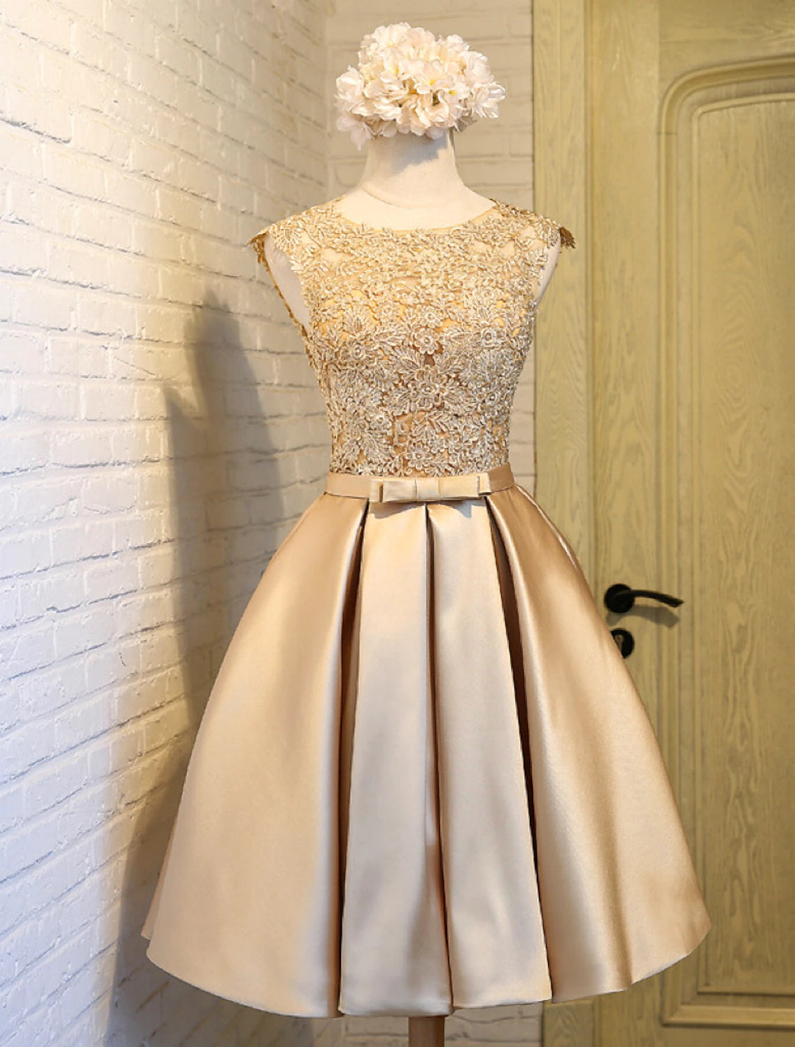 A-Line Lace Homecoming Dresses Open Back Dress Prom Knee Length Sleeveless Jewel Neck Satin