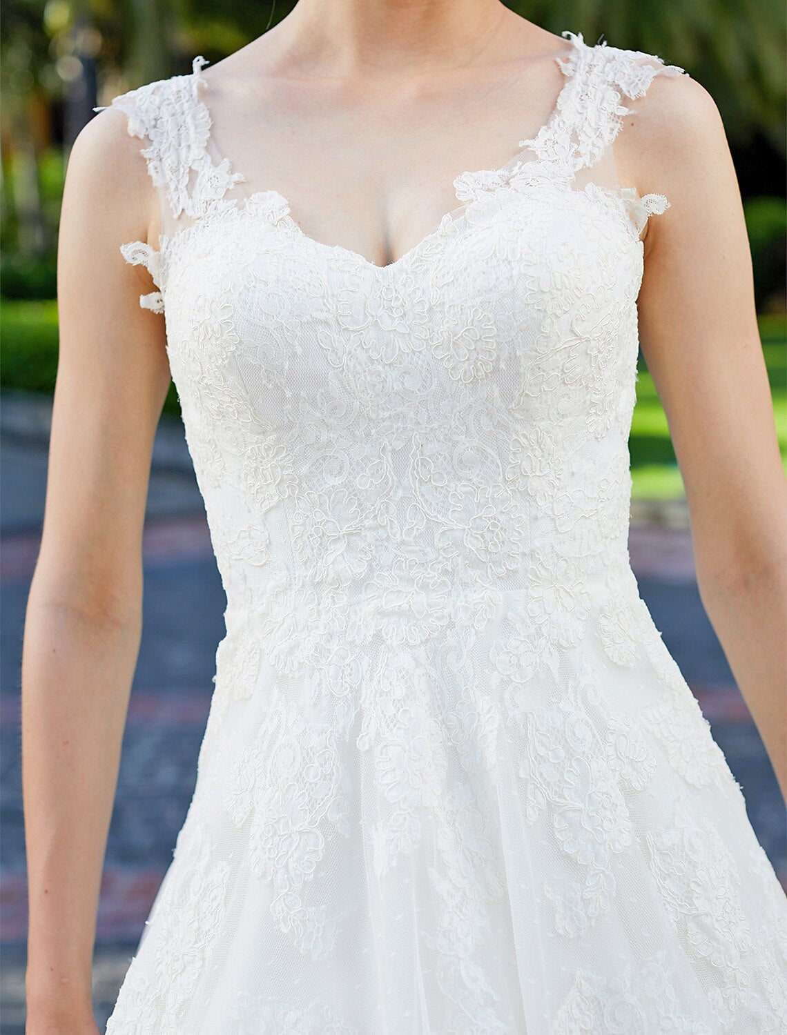 Luolandi Wedding Dresses Ball Gown V Neck Regular Straps Floor Length Tulle Over Lace Bridal Gowns