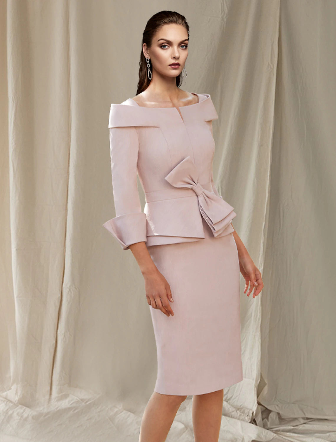 Luolandi Sheath / Column Mother of the Bride Dress Elegant Sweet Bateau Neck Knee Length Satin 3/4 Length Sleeve