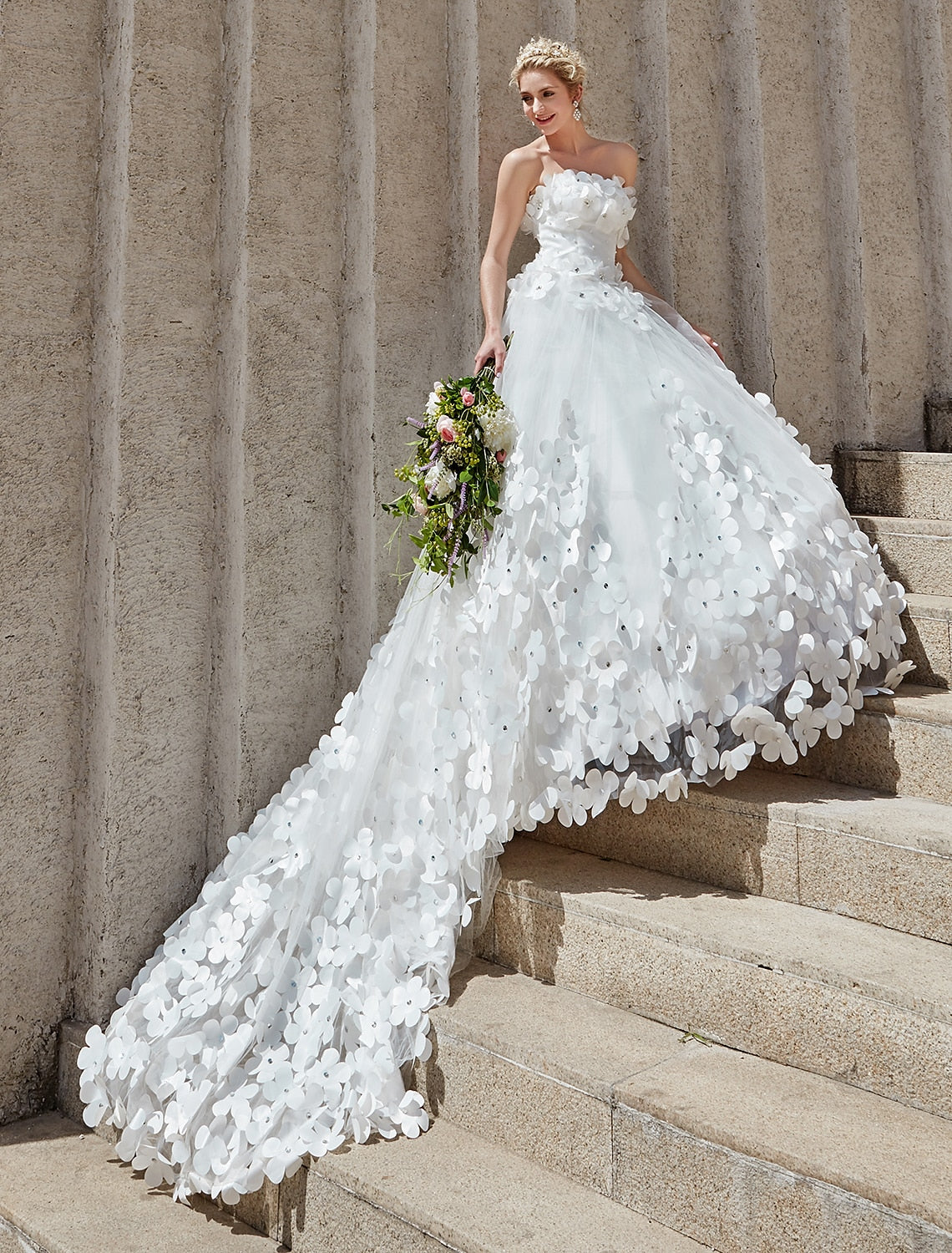 Luolandi Engagement Open Back Formal Wedding Dresses Ball Gown Square Neck Strapless Chapel Train Lace Bridal Gowns With Crystals