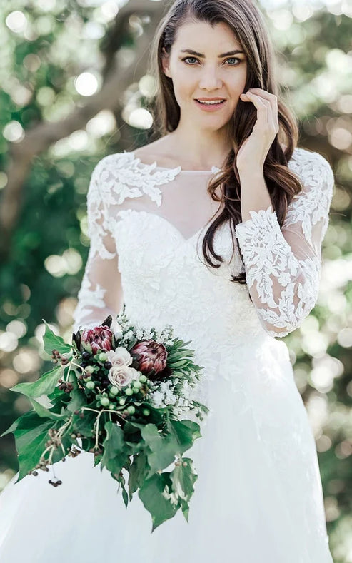 Luolandi Vintage Lace Tulle Bateau Ball Gown Court Train Wedding Dress with Appliques Elegant