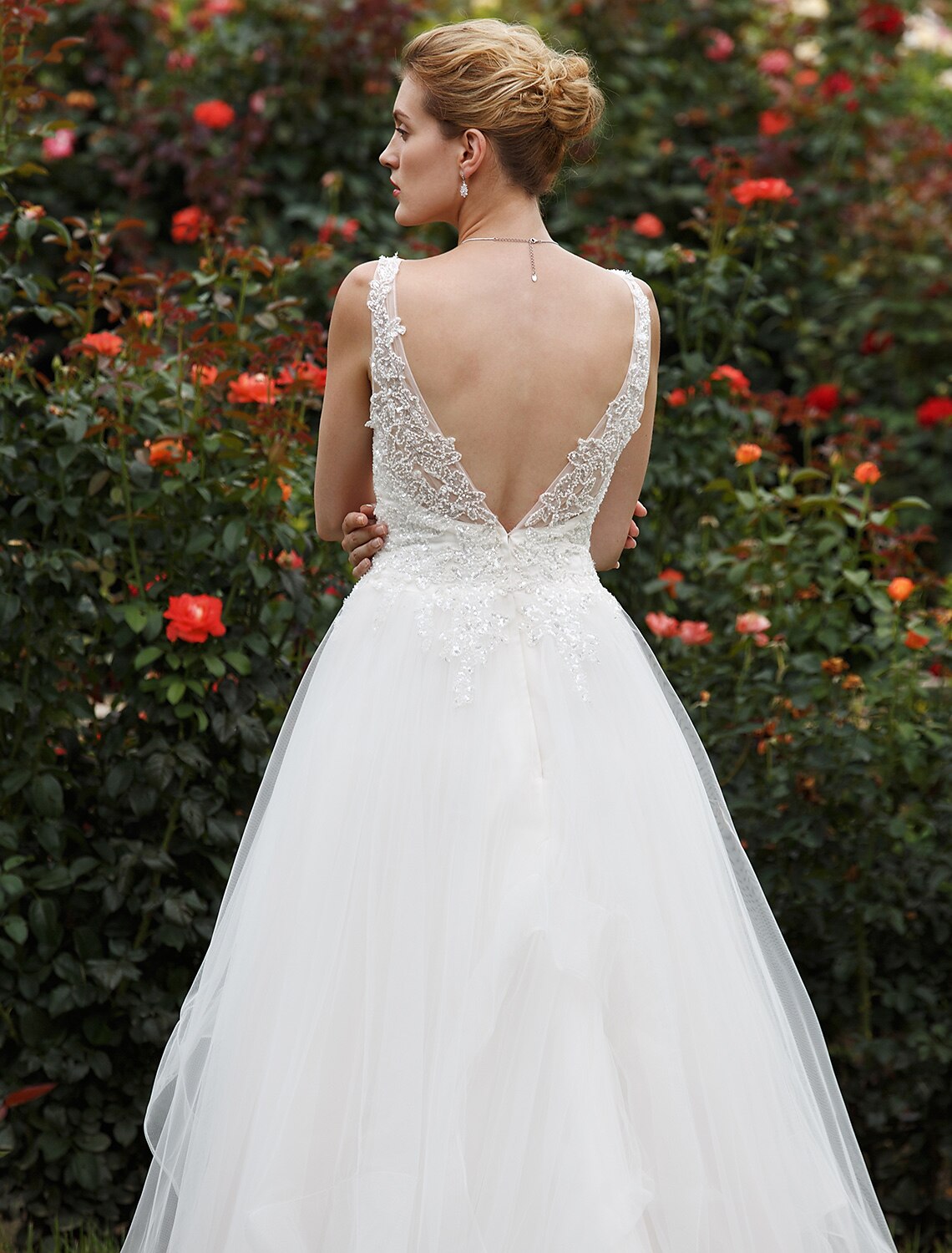 Luolandi Hall Wedding Dresses Princess Plunging Neck Sleeveless Chapel Train Tulle Bridal Gowns