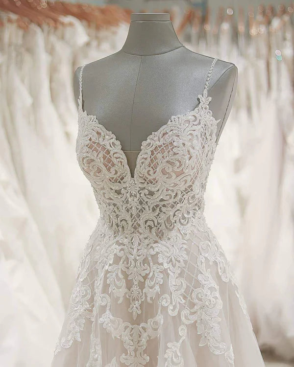 Luolandi Delicate Tulle Spaghetti Straps Neckline A-line Wedding Dresses Floor Length Charming