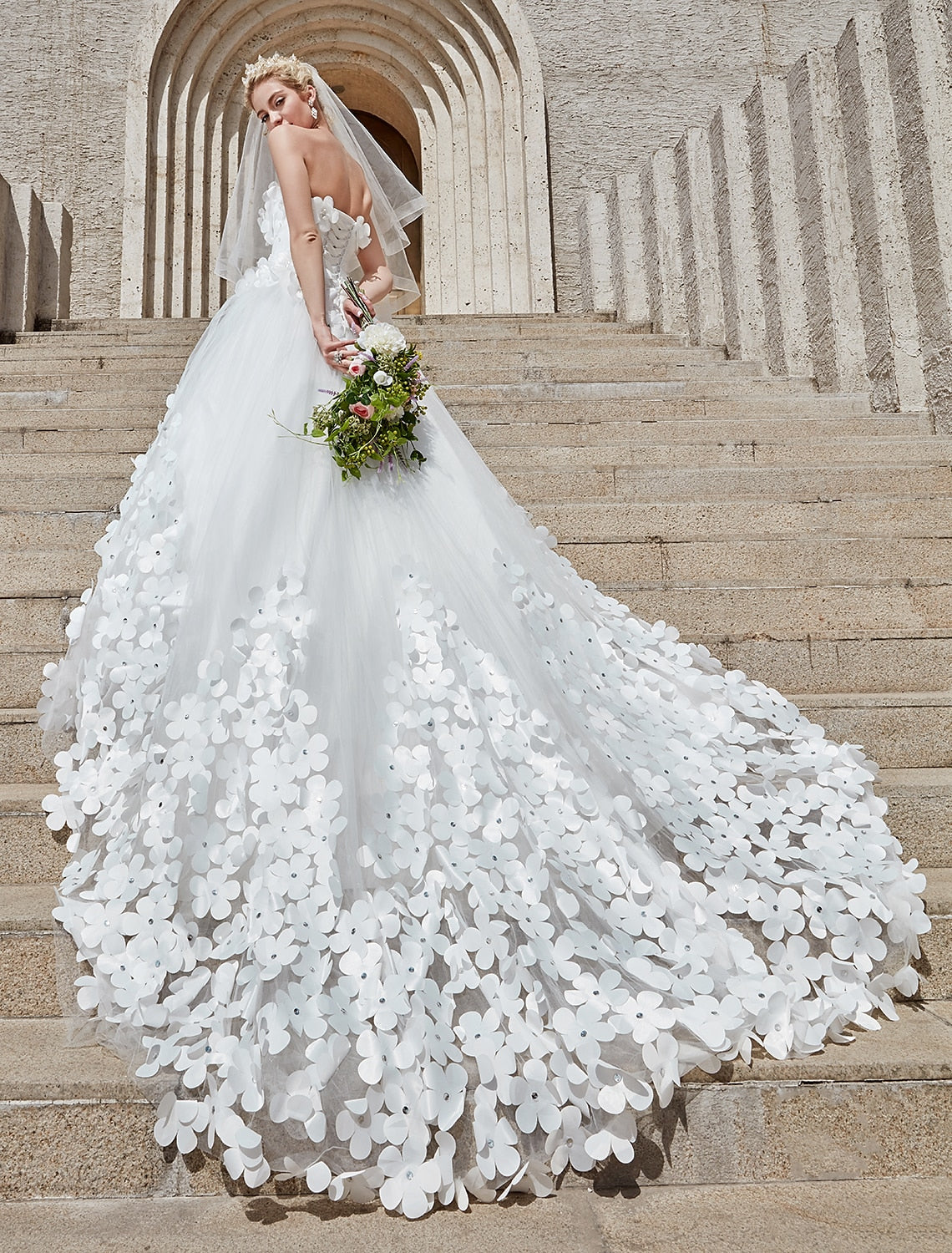 Luolandi Engagement Open Back Formal Wedding Dresses Ball Gown Square Neck Strapless Chapel Train Lace Bridal Gowns With Crystals