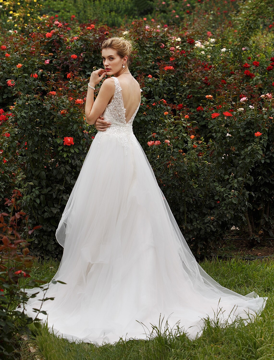 Luolandi Hall Wedding Dresses Princess Plunging Neck Sleeveless Chapel Train Tulle Bridal Gowns