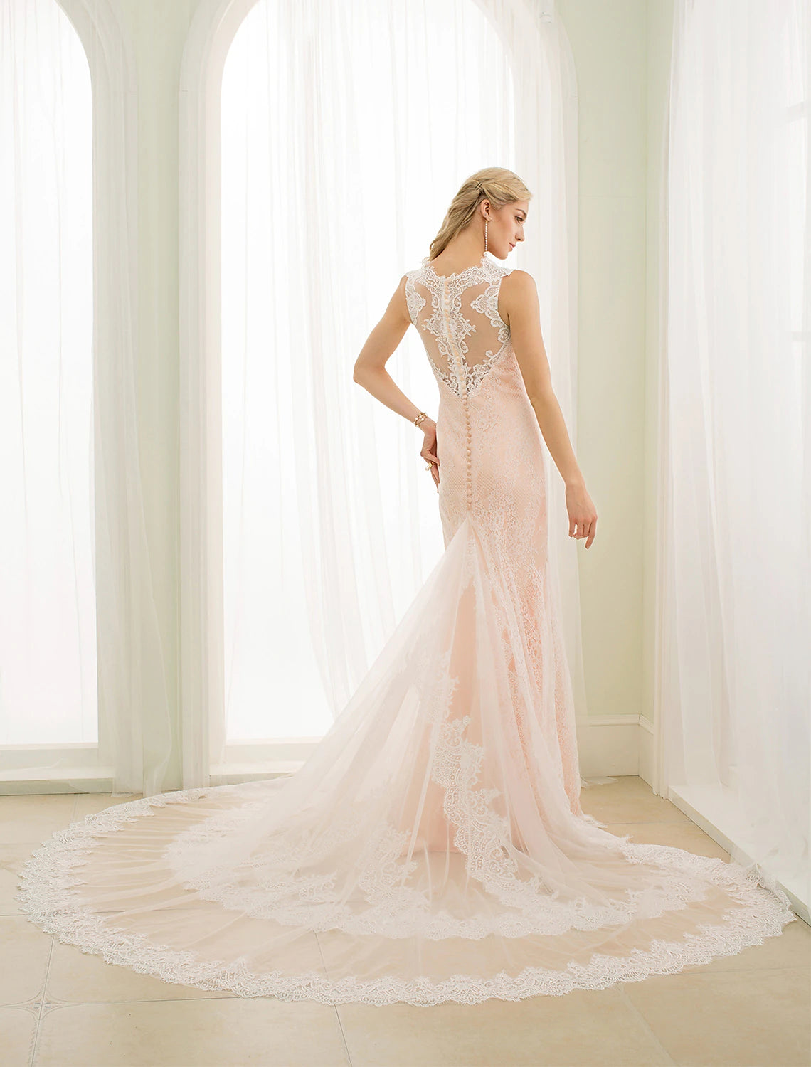 Luolandi Hall Wedding Dresses Mermaid / Trumpet Plunging Neck Sleeveless Chapel Train Lace Bridal Gowns With Buttons