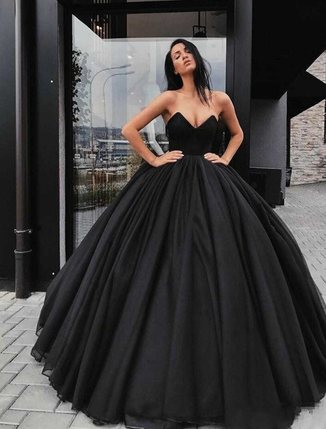 Luolandi Engagement Gothic Wedding Dresses in Color Black Wedding Dresses Ball Gown Sweetheart Strapless Floor Length Satin Bridal Gowns
