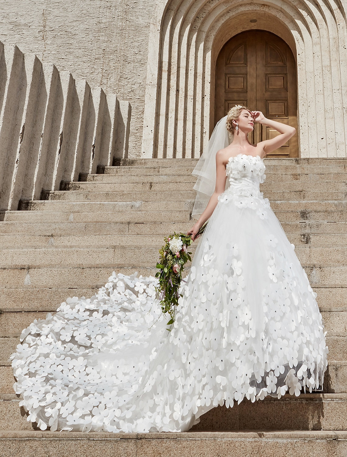 Luolandi Engagement Open Back Formal Wedding Dresses Ball Gown Square Neck Strapless Chapel Train Lace Bridal Gowns With Crystals