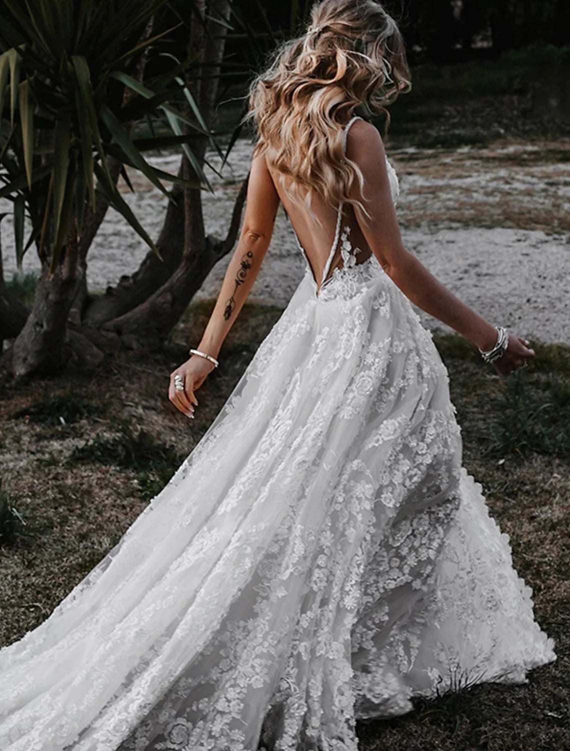 Luolandi Beach Sexy Boho Wedding Dresses A-Line Sweetheart Camisole Spaghetti Strap Court Train Lace Bridal Gowns With Appliques