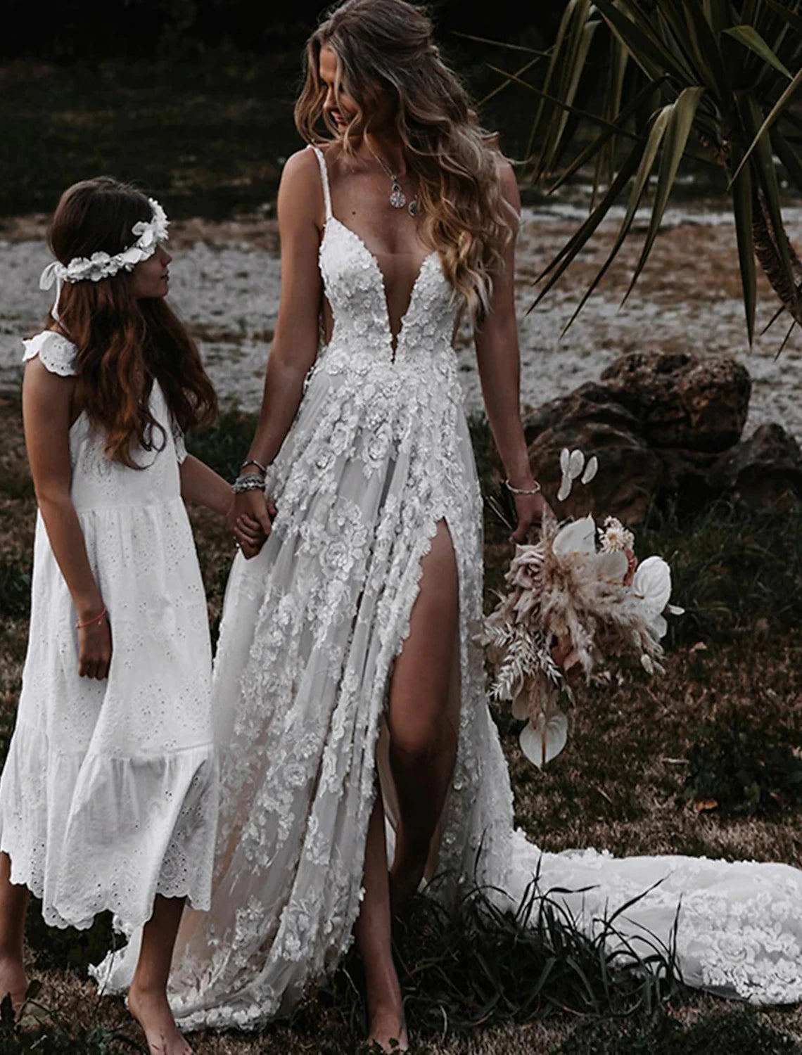 Luolandi Beach Sexy Boho Wedding Dresses A-Line Sweetheart Camisole Spaghetti Strap Court Train Lace Bridal Gowns With Appliques