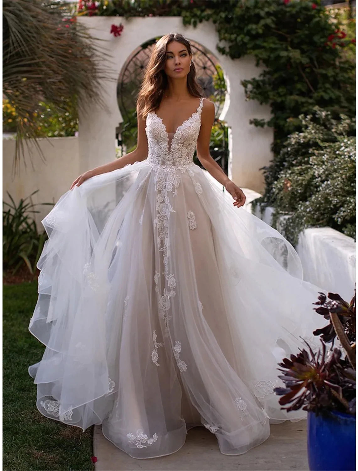 Beach Open Back Sexy Wedding Dresses Chapel Train A-Line Sleeveless V Neck Lace With Appliques