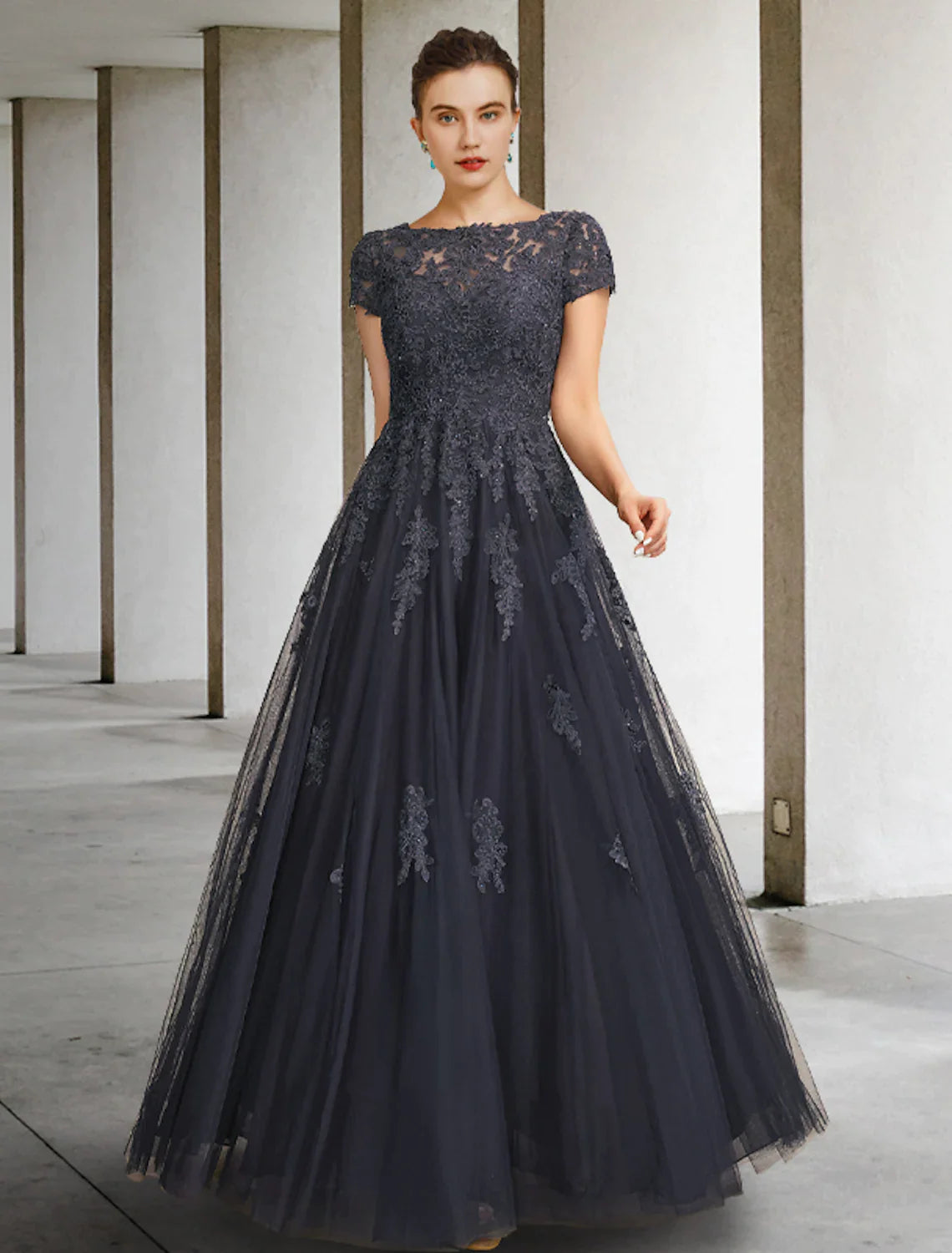 Ball Gown Mother of the Bride Dress Elegant Floor Length Lace Tulle Short Sleeve Crystals Appliques
